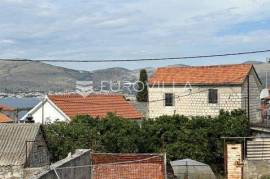 Trogir, Okrug Gornji, old terraced house of 150 m2