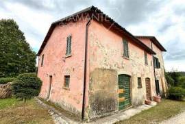 GU6370- Three-level country house with garden and 5 hectares of land with a view of Gubbio