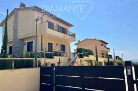 PN7176 - Single-family villa on two levels with private garden, panoramic terrace, and covered parking space.