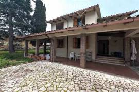 CDL7175- Villa su due livelli con giardino privato a pochi passi dal lago e dal centro storico