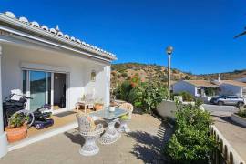 Renovated villa with garden, near Praia da Luz