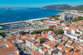 Building with 2 apartments for Sale in Setúbal