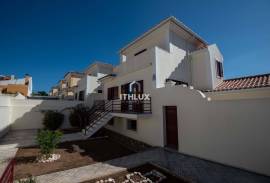 House with Garden and Garage in Arneiro