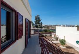 House with Garden and Garage in Arneiro