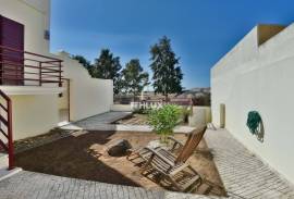 House with Garden and Garage in Arneiro