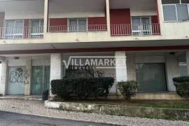 Stall shop with 380 m², 3 windows located in the urbanization of Quinta de São José - Sacavém