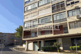 Stall shop with 380 m², 3 windows located in the urbanization of Quinta de São José - Sacavém