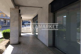 Stall shop with 380 m², 3 windows located in the urbanization of Quinta de São José - Sacavém