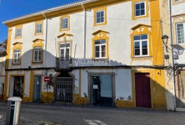 Building with 3 floors of the bank located in the historic center of Portalegre