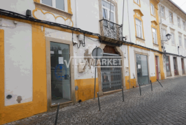 Building with 3 floors of the bank located in the historic center of Portalegre