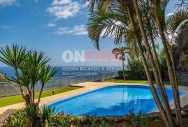 Excellent T2 with Privacy in Condominium with Pool in Calheta