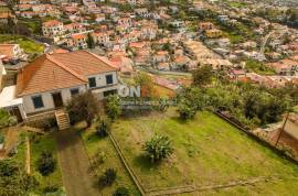 Bifamily Estate T3+T2 with 2,800m² Land and Panoramic View in Funchal