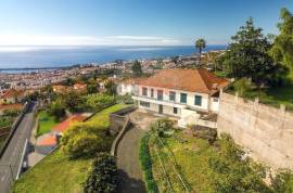 Bifamily Estate T3+T2 with 2,800m² Land and Panoramic View in Funchal