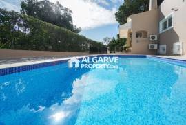 5 bedroom villa with beautiful views over the golf course, just a few minutes from the marina in Vilamoura, Algarve