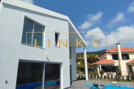 3 bedroom villa with pool in Prazeres, Calheta