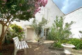 Dpt Charente Maritime (17), à vendre TAILLEBOURG - Maison de village à rénover - 4 chambres + garage et dépendances