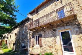 Beautiful Character Stone House With 275 M2 Of Living Space, Possibility For Gites And A Plot Of 1156 M2.