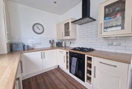 3 bedroom, Semi-detached house for sale