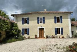 Beautifully located pritate, immaculately restored country house with 3ha of land