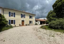 Beautifully located pritate, immaculately restored country house with 3ha of land