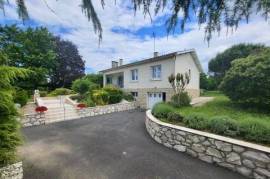 Jolie maison avec jardin et vue dégagée