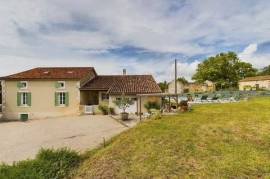 Charming farm house with swimming pool and small vineyard