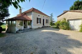 Pretty farmhouse just a stone's throw away from the bastide village of Monflanquin