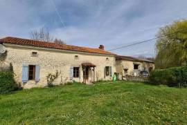 Country house with second house to renovate. No neighbours. 2ha