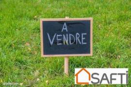 Terrain constructible de 410 m² environ centre village.