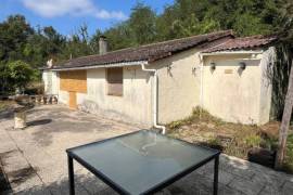 €70000 - Secluded Bungalow to Renovate in a Superb Wooded Location!