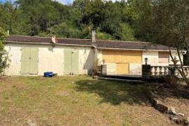 €70000 - Secluded Bungalow to Renovate in a Superb Wooded Location!