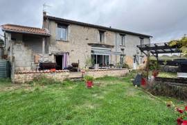 €244680 - Large 5-Bedroom House with Studio and Large Garden