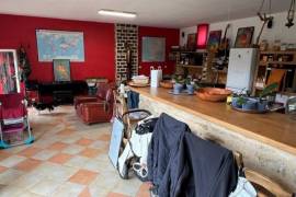 €244680 - Large 5-Bedroom House with Studio and Large Garden