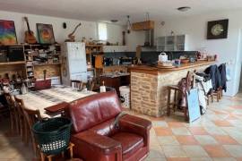 €244680 - Large 5-Bedroom House with Studio and Large Garden