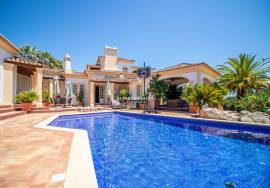 Detached 5 bedroom paradise villa with swimming pool