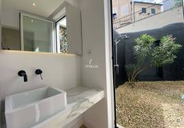 Charming Renovated 1 Bedroom Apartment with Patio in Lisbon