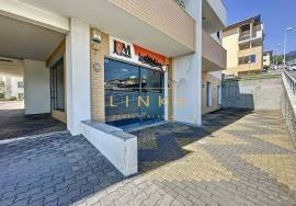 Commercial store with 298m2 in Câmara de Lobos - Excellent Opportunity