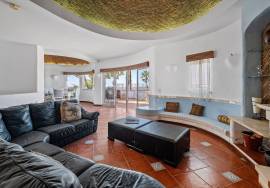 Paderne: Elevated 4-bedroom villa with pool & two Annexes – Renovation opportunity in prime location