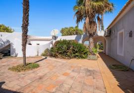 Paderne: Elevated 4-bedroom villa with pool & two Annexes – Renovation opportunity in prime location