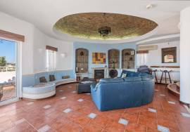 Paderne: Elevated 4-bedroom villa with pool & two Annexes – Renovation opportunity in prime location