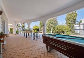 Paderne: Elevated 4-bedroom villa with pool & two Annexes – Renovation opportunity in prime location