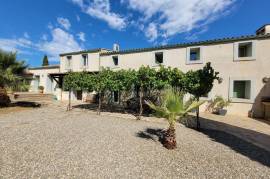 Beautiful Exceptional House Formerly Attached To A Wine-Growing Estate Set In The Heart Of The Vineyards, Offering Spacious Living Accommodation Of 435 M2 On A Plot Of 3254 M2.