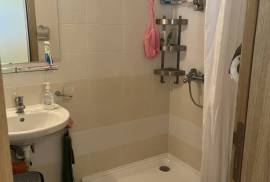 Spacious top floor 1 BED apartment, 89 s...