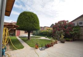 House with garden, pool and garage