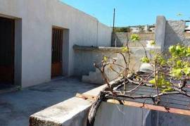 Zwei Steinhäuser 1300 Meter vom Meer entfernt in Sitia, Ostkreta.