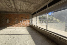 Unfinished stall shop with 340 m2 located in Sesimbra