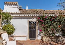 Very attractive and private 6 bedroom quinta with annex & pool  in 4,400m2 of land near São Brás de Alportel.