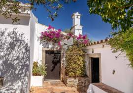 Very attractive and private 6 bedroom quinta with annex & pool  in 4,400m2 of land near São Brás de Alportel.