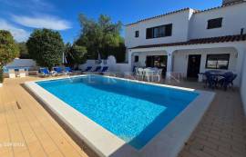 Algarve, Carvoeiro para venda, moradia tradicional com 3+1 quartos, piscina e vista mar, localizada nas Sesmarias.