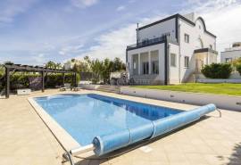 Tavira: Beautiful 4-Bedroom Villa in a Desirable Neighbourhood with Garden, Pool and Garage.